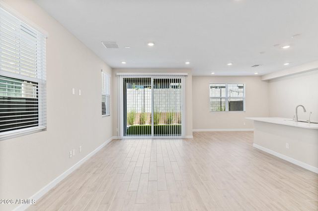 5844 E COVEY Lane, Phoenix, AZ 85054