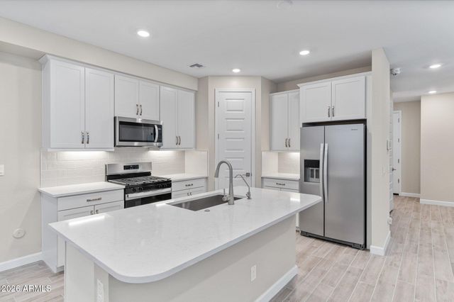 5844 E COVEY Lane, Phoenix, AZ 85054