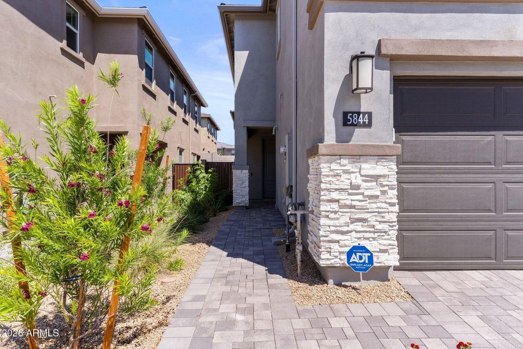 5844 E COVEY Lane, Phoenix, AZ 85054 — photo 3