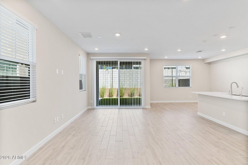 5844 E COVEY Lane, Phoenix, AZ 85054 — photo 4