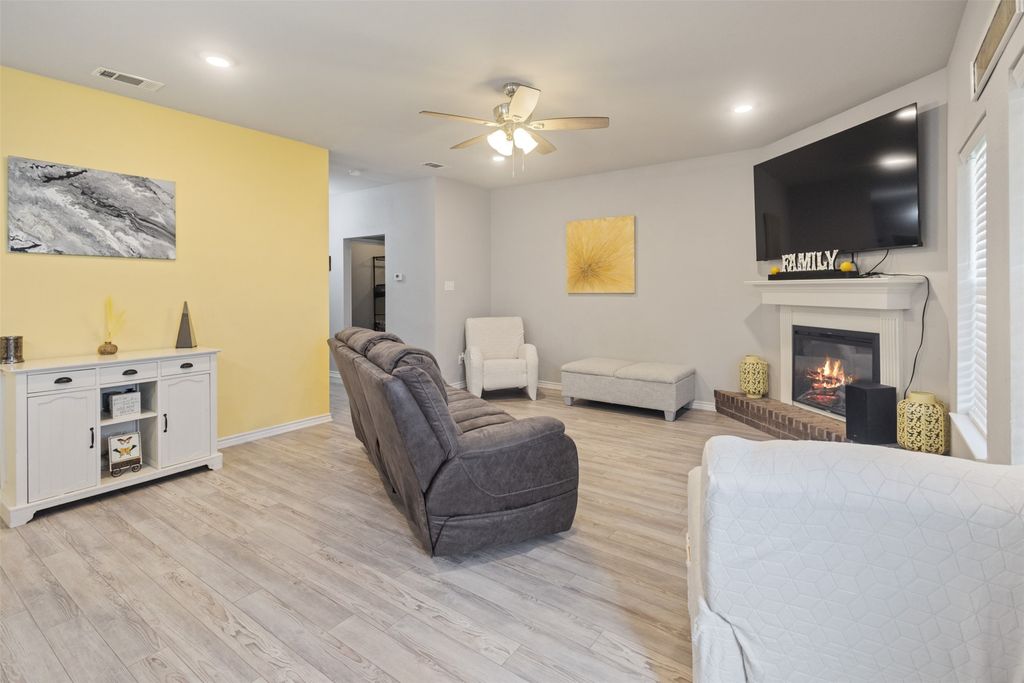 591 E Eubank Street, Mabank, TX 75147