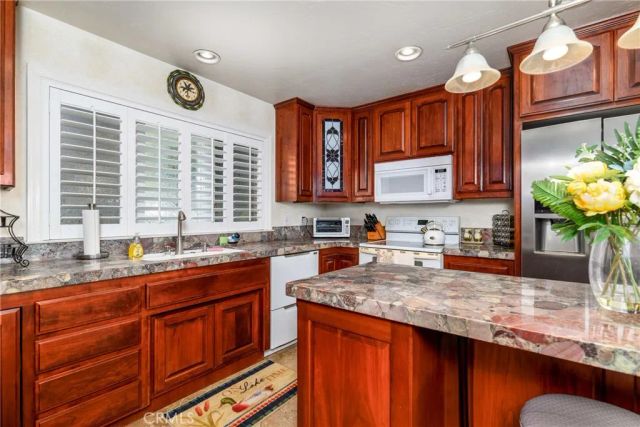 22376 W San Joaquin, Canyon Lake, CA 92587