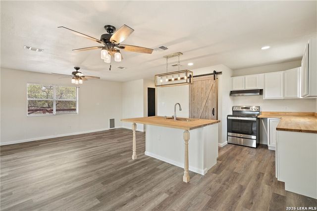404 Valley Ridge, Canyon Lake, TX 78133