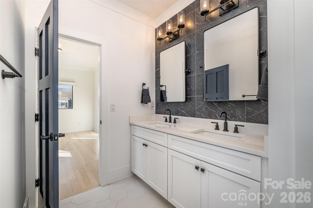 439 Melbourne Court, Charlotte, NC 28209