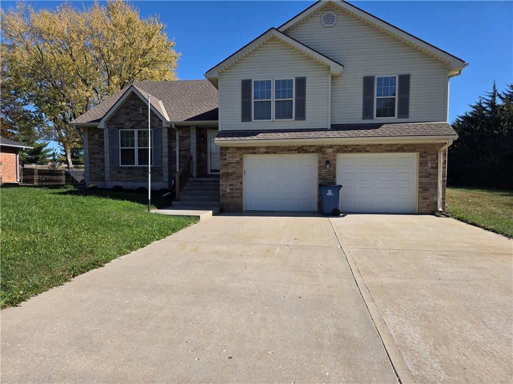 806 Ozark Shortline Street, Odessa, MO 64076