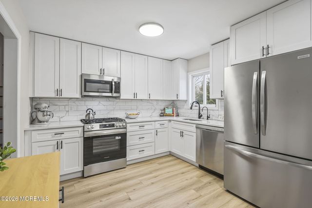 520 East Road, Belford, NJ 07718