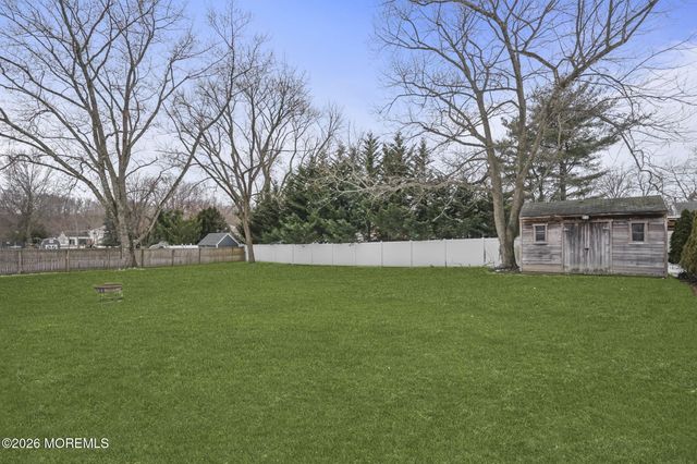 520 East Road, Belford, NJ 07718