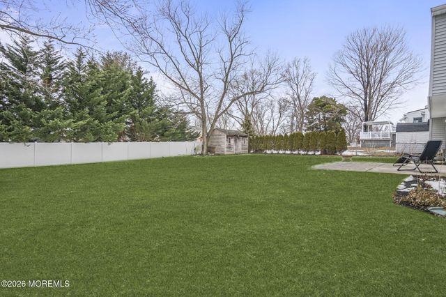 520 East Road, Belford, NJ 07718