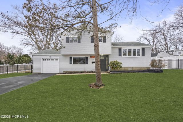 520 East Road, Belford, NJ 07718