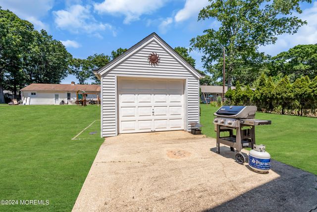 295 Jerome Avenue, Oakhurst, NJ 07755