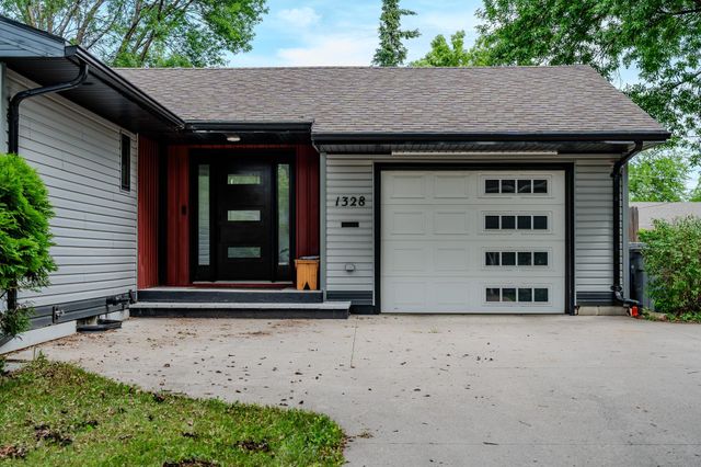 1328 18th Avenue S, Moorhead, MN 56560