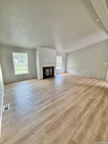 112 N WAGON WHEEL DR, Boerne, TX 78015