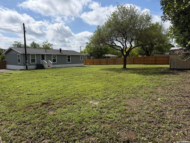 112 N WAGON WHEEL DR, Boerne, TX 78015