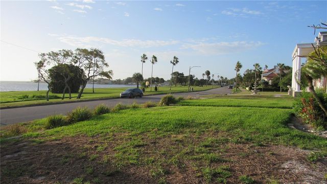 1817 BEACH DRIVE SE, St Petersburg, FL 33705
