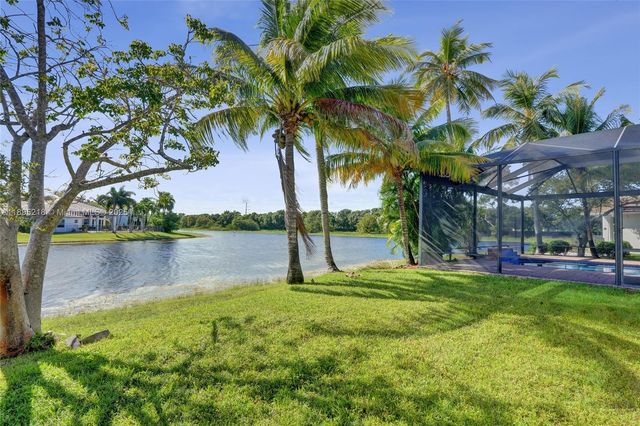 2715 Edgewater Ct, Weston, FL 33332