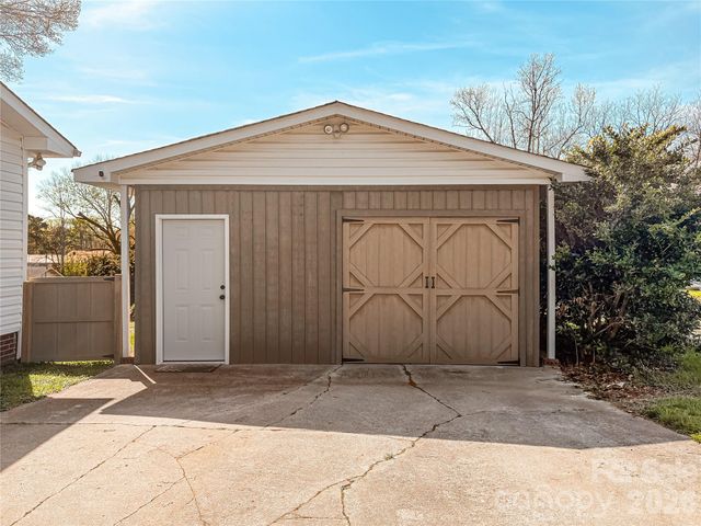 2011 Mountain Creek Road, Albemarle, NC 28001