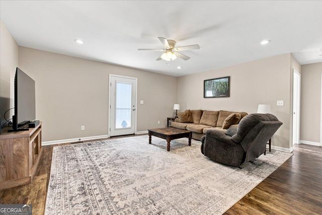 8 Fernwood Way NE, Rome, GA 30161