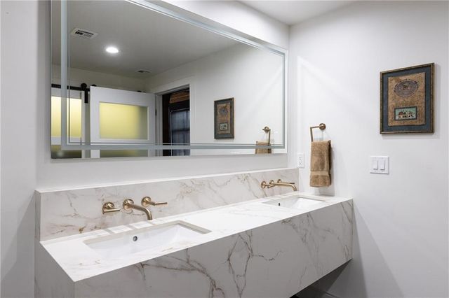 210 W 5th Street 207, Kansas City, MO 64105