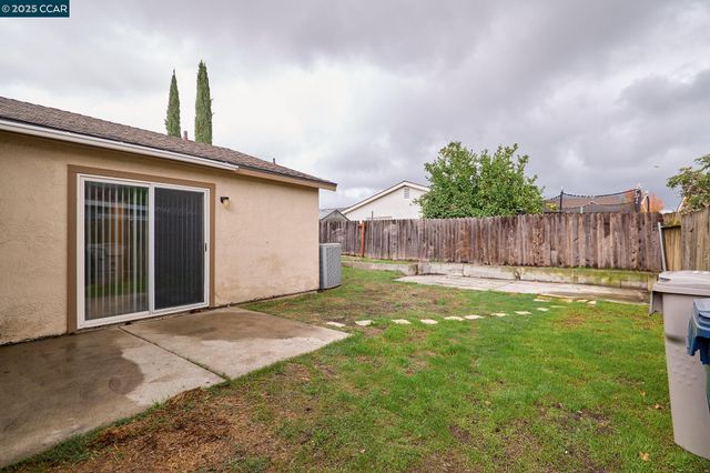 7827 Deer Meadow Dr, Sacramento, CA 95823