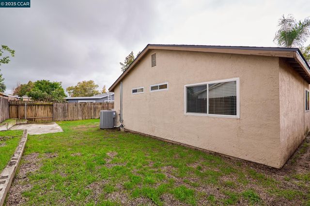 7827 Deer Meadow Dr, Sacramento, CA 95823