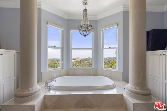 21615 Medina Estates Drive, Woodland Hills (los Angeles), CA 91364