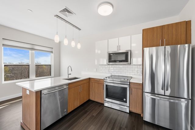 999 Hancock St 502, Quincy, MA 02169