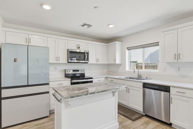 440 Half Dome Dr, Manteca, CA 95337