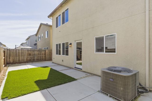 440 Half Dome Dr, Manteca, CA 95337