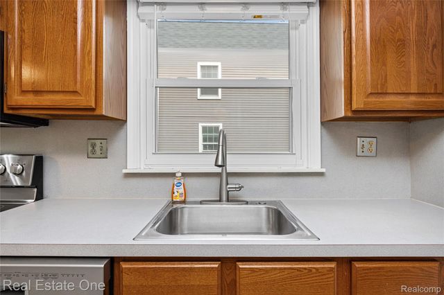 881 W Maplehurst Street, Ferndale, MI 48220