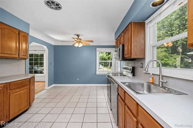 881 W Maplehurst Street, Ferndale, MI 48220
