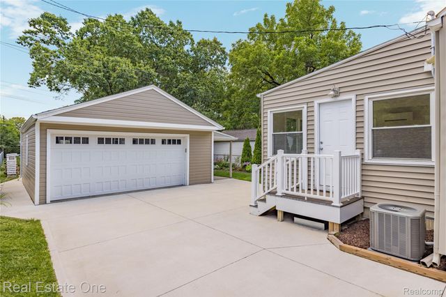 881 W Maplehurst Street, Ferndale, MI 48220