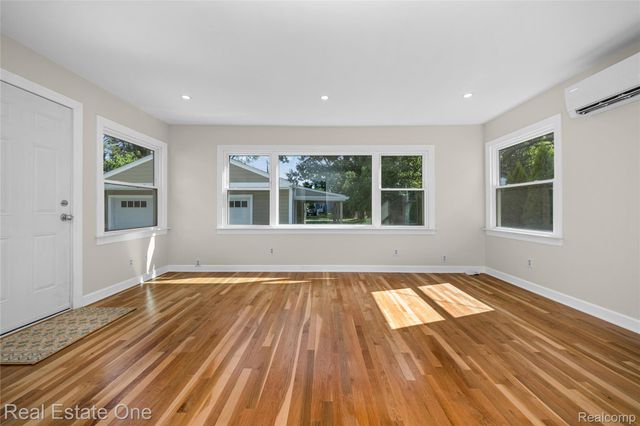 881 W Maplehurst Street, Ferndale, MI 48220