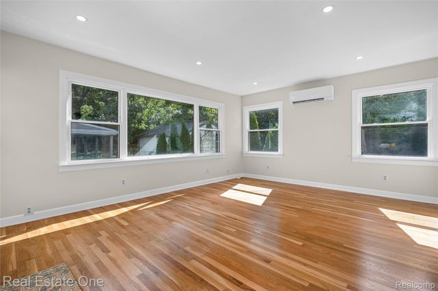 881 W Maplehurst Street, Ferndale, MI 48220