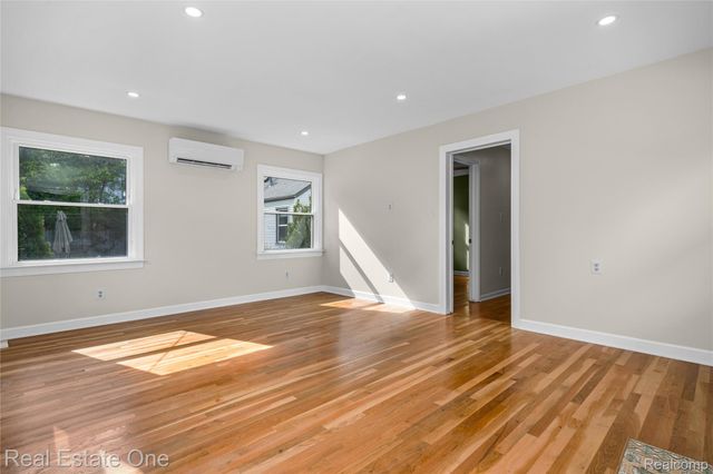881 W Maplehurst Street, Ferndale, MI 48220