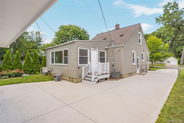 881 W Maplehurst Street, Ferndale, MI 48220