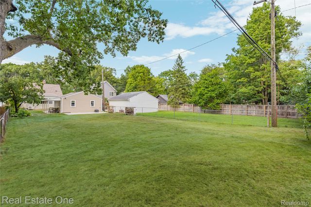 881 W Maplehurst Street, Ferndale, MI 48220