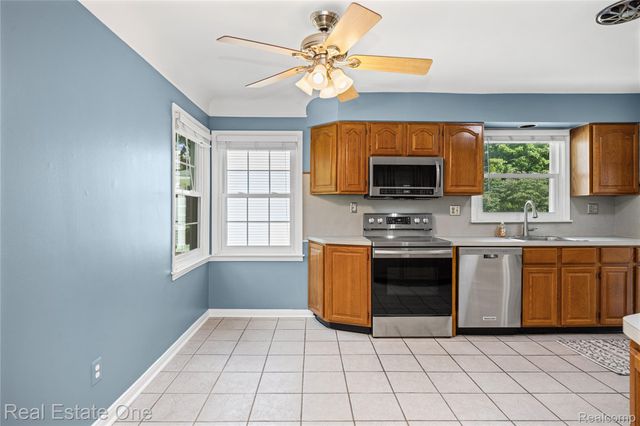 881 W Maplehurst Street, Ferndale, MI 48220