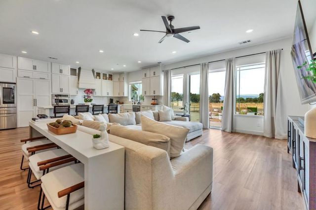 10055 Foothill Avenue, Gilroy, CA 95020