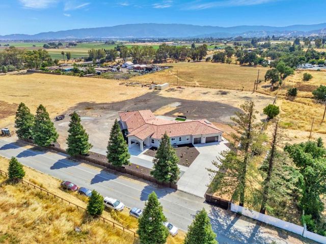 10055 Foothill Avenue, Gilroy, CA 95020