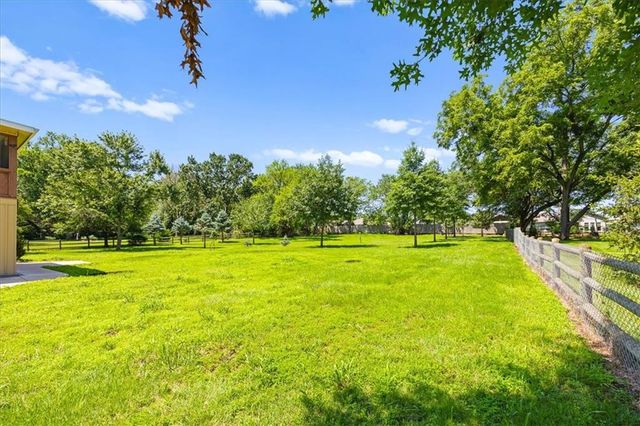 16206 Riggs Road, Stilwell, KS 66085