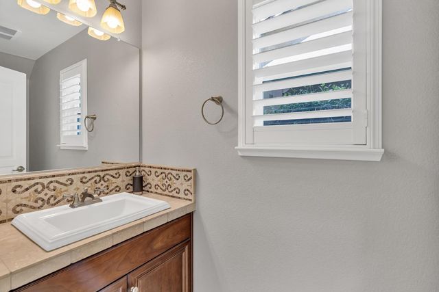 2075 Holt Dr, Lodi, CA 95242