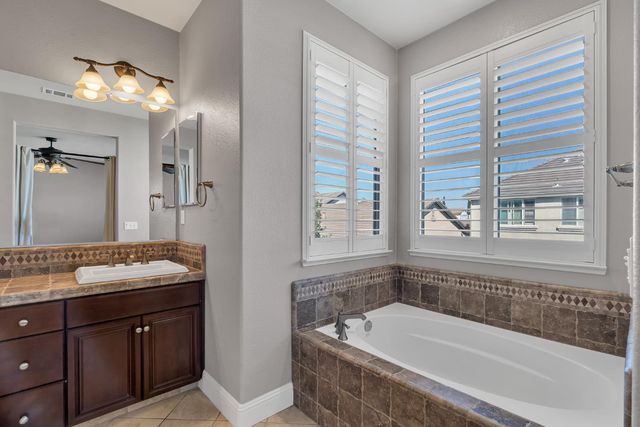 2075 Holt Dr, Lodi, CA 95242