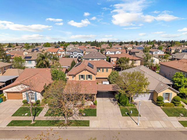 2075 Holt Dr, Lodi, CA 95242