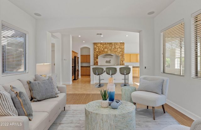 2413 W SIENNA BOUQUET Place, Phoenix, AZ 85085