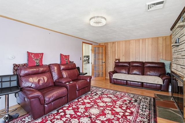 140 Ruskin St, Chicopee, MA 01020