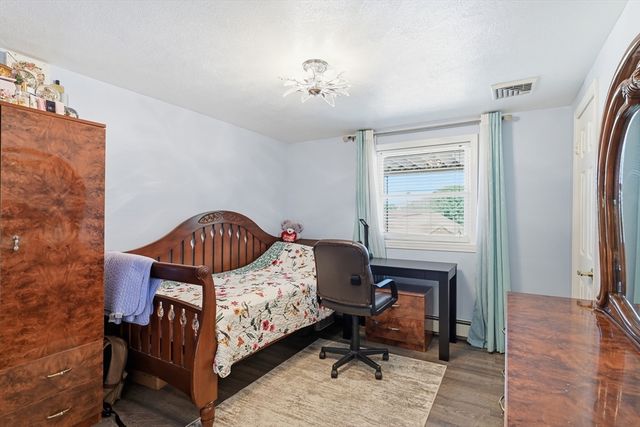 140 Ruskin St, Chicopee, MA 01020