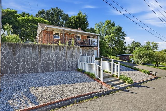 140 Ruskin St, Chicopee, MA 01020
