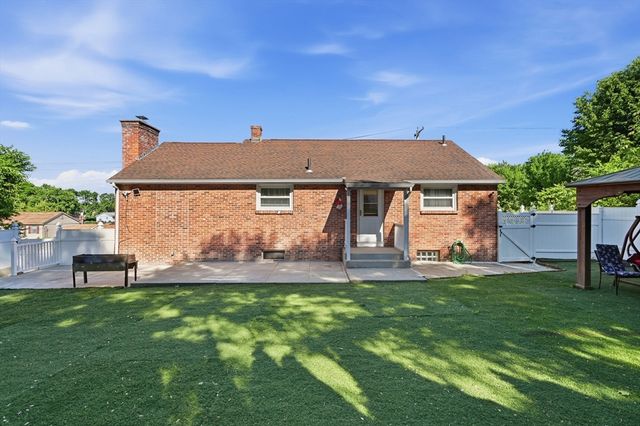 140 Ruskin St, Chicopee, MA 01020