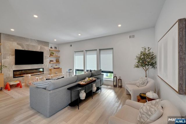 1 Franklin Turnpike 1, Waldwick, NJ 07463