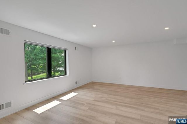 1 Franklin Turnpike 1, Waldwick, NJ 07463